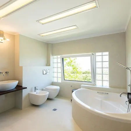 Villa Thetree Villa, With Heated Pool & Whirlpool *