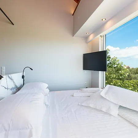 Thetree Villa, With Heated Pool & Whirlpool Gállos